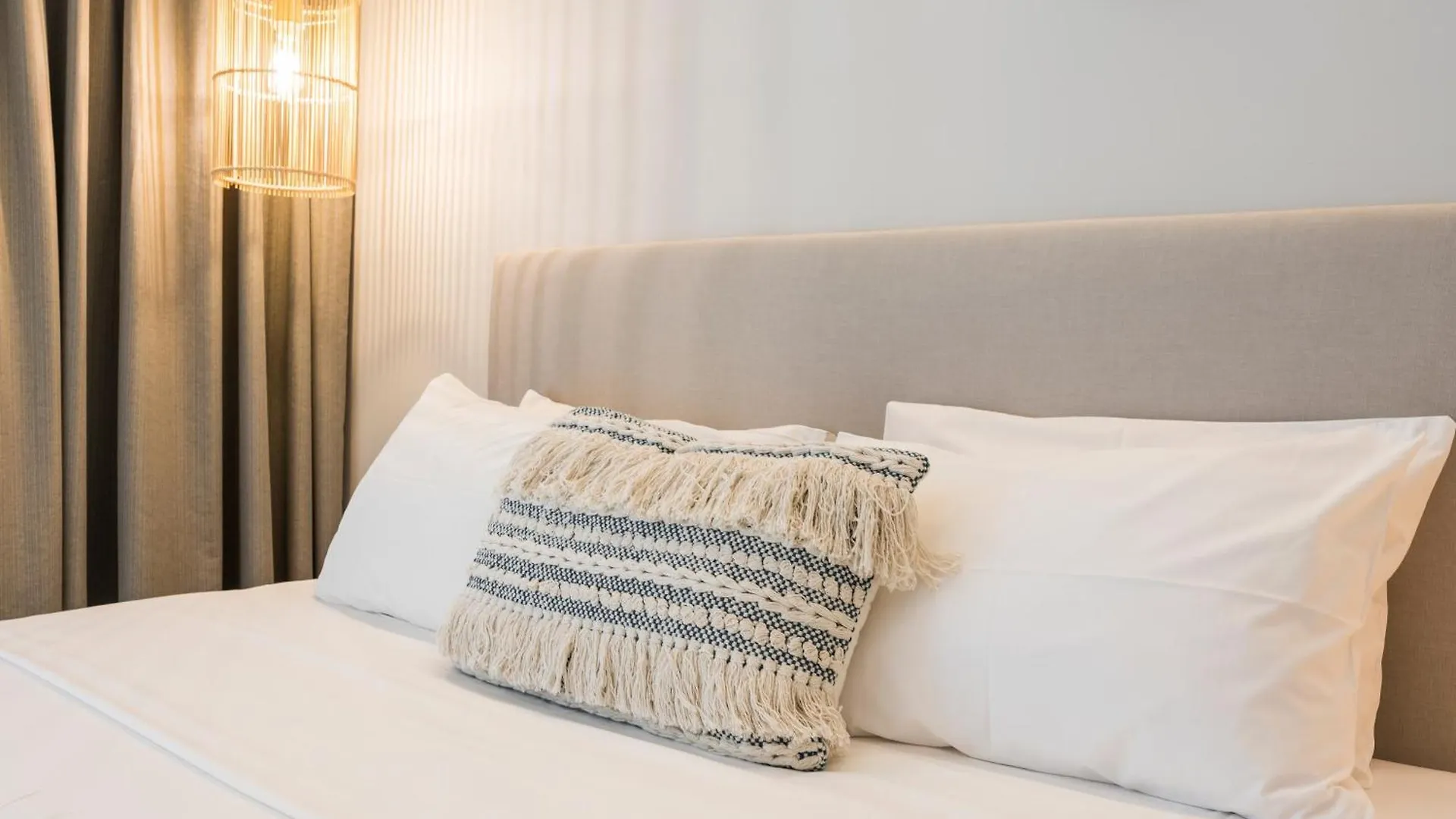 Esplanade Apartments カラタス アパートホテル