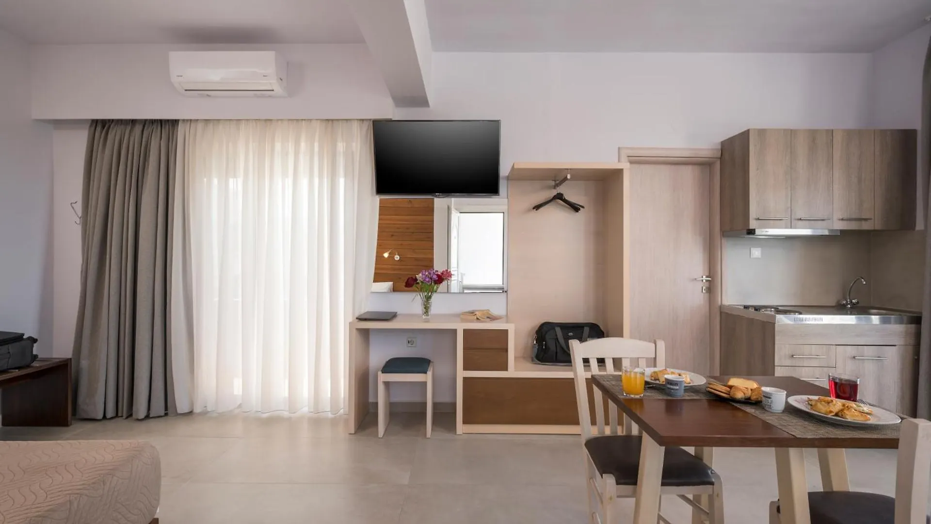 アパートホテル Esplanade Apartments カラタス